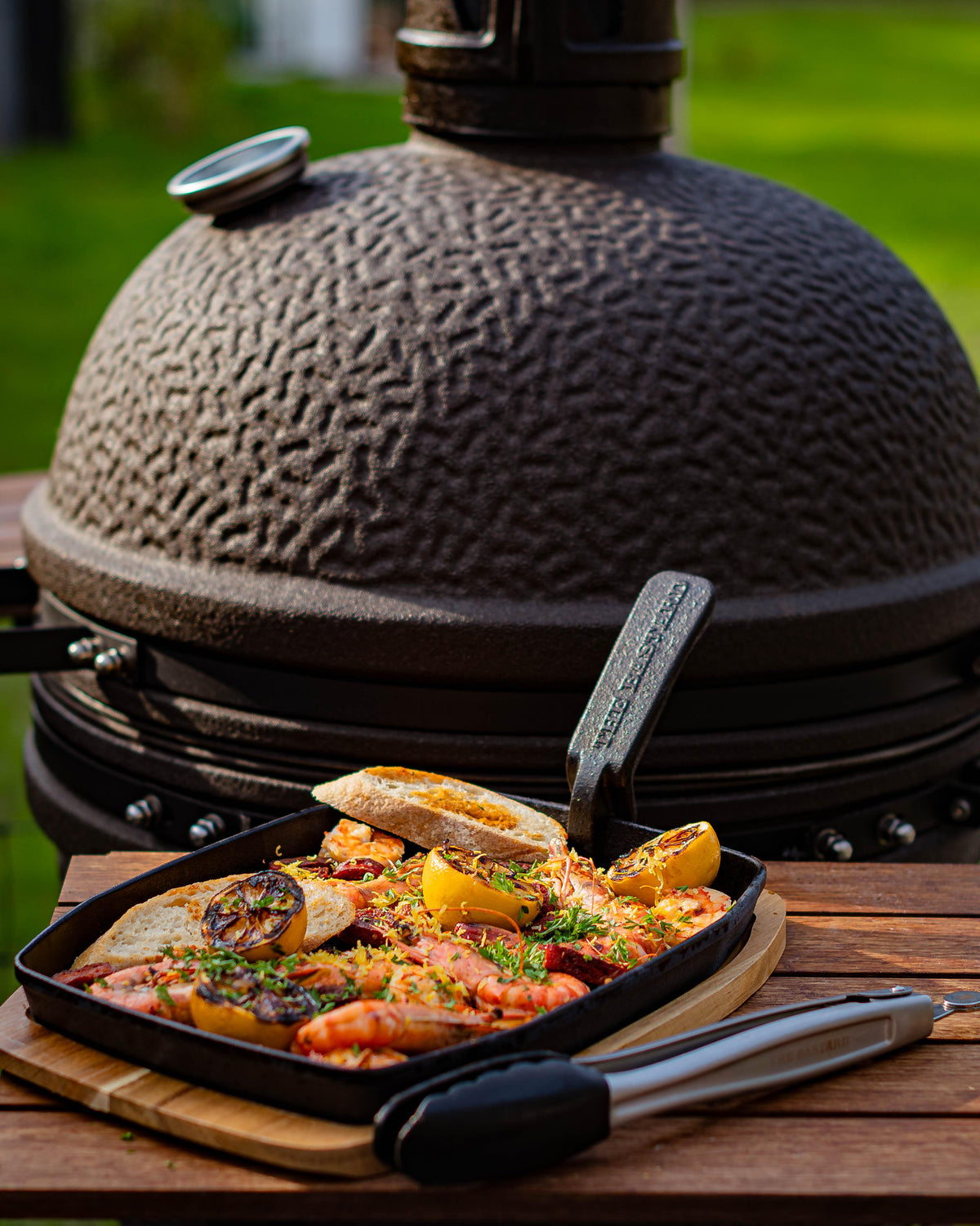 The Bastard Sizzling Plate & Holder Cast Iron 24x32 cm The Bastard Sizzling Plate & Holder Cast Iron 24x32 cm